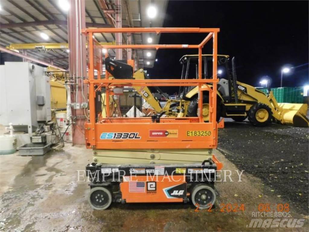 JLG ES1330L ブームリフト　屈伸型