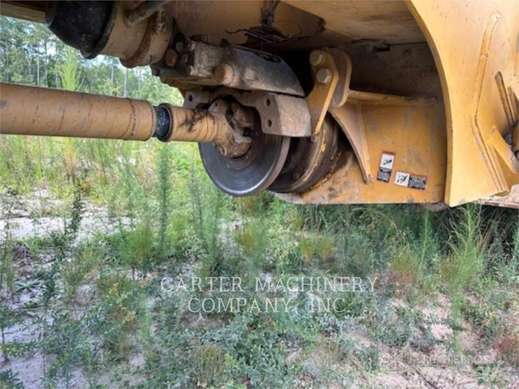 John Deere 300D アーティキュレート式ダンプトラック