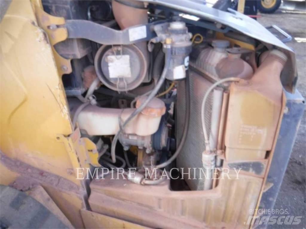 John Deere 323D スキッドステアローダー
