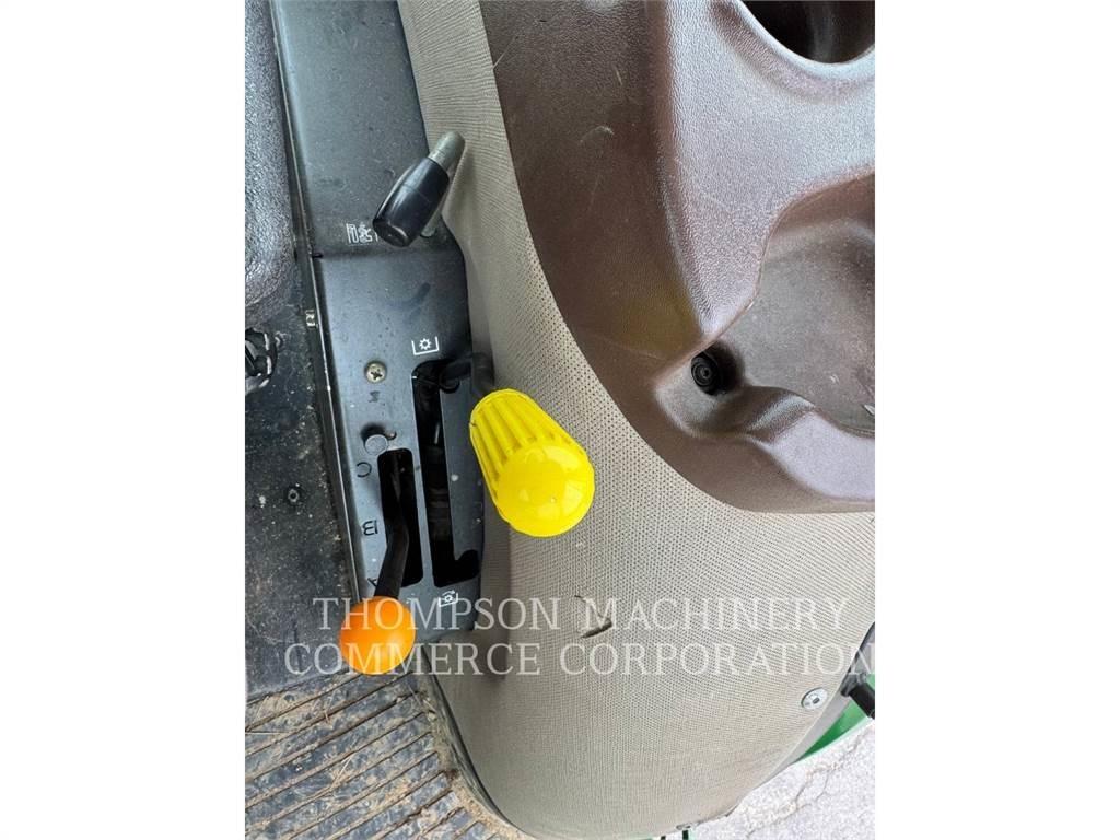 John Deere 6115D トラクター