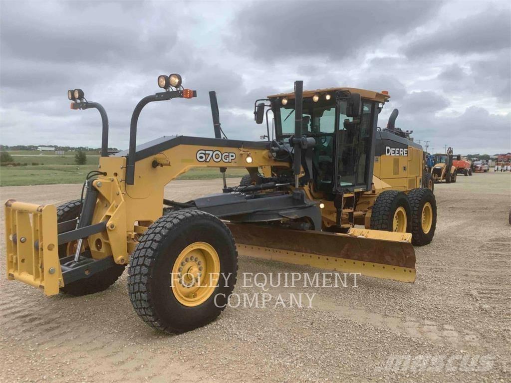 John Deere 670GP モーターグレーダー