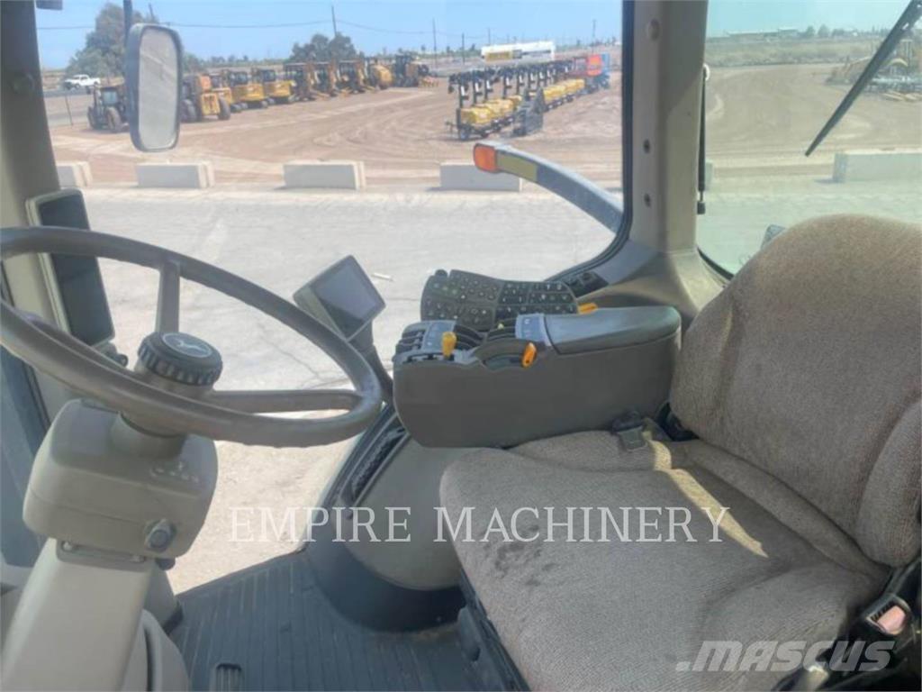 John Deere 8320R トラクター