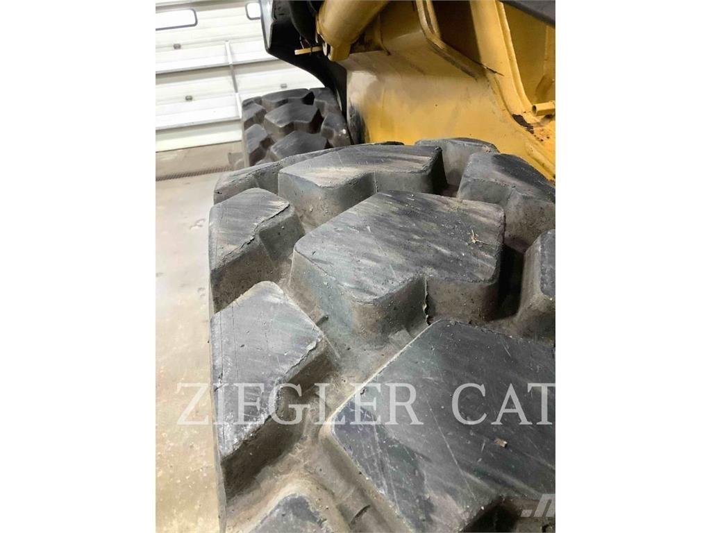John Deere & CO. 320 D スキッドステアローダー
