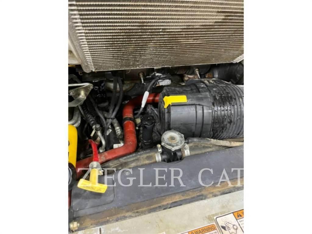 New Holland L220 スキッドステアローダー