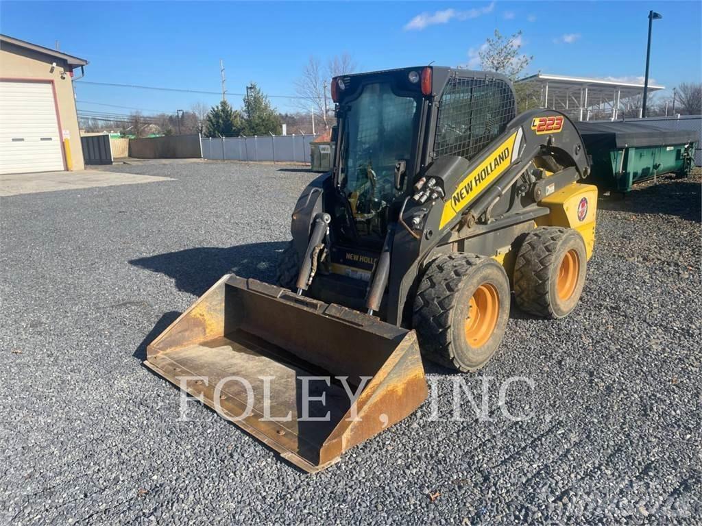 New Holland L223 スキッドステアローダー