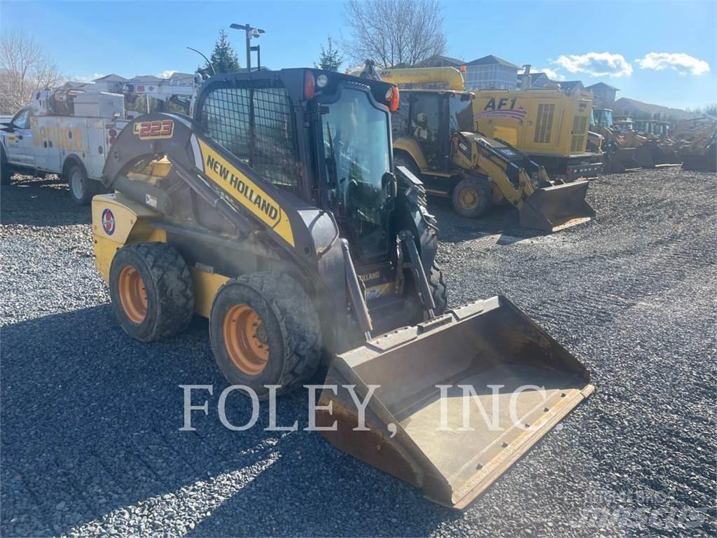 New Holland L223 スキッドステアローダー