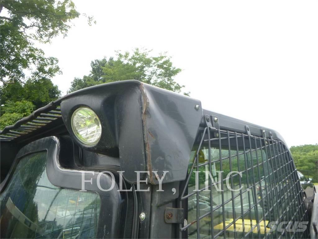 New Holland L228 スキッドステアローダー