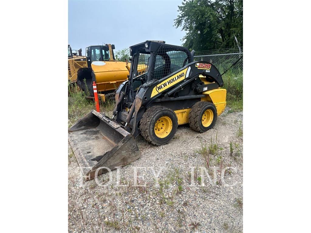 New Holland L228 スキッドステアローダー