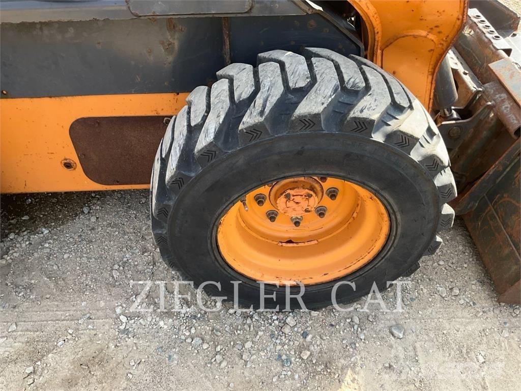 New Holland SV250 スキッドステアローダー