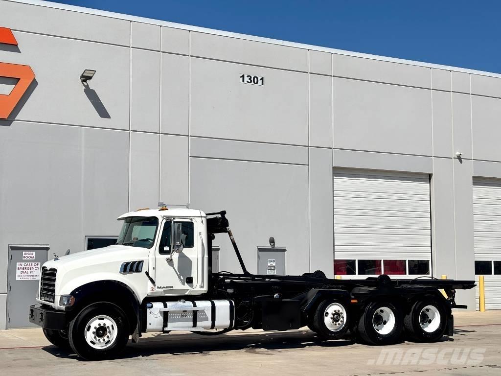 Mack CV 713 中古トラクターヘッド | トレーラーヘッド