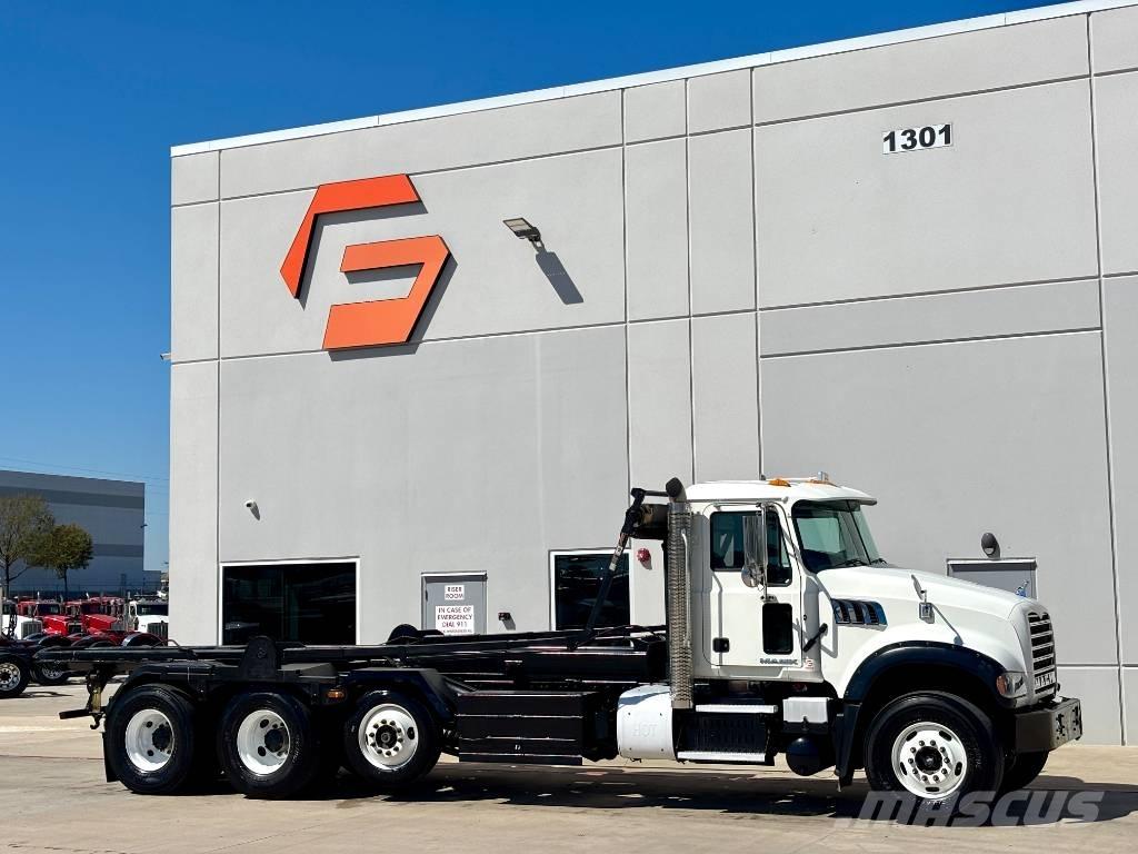 Mack CV 713 中古トラクターヘッド | トレーラーヘッド