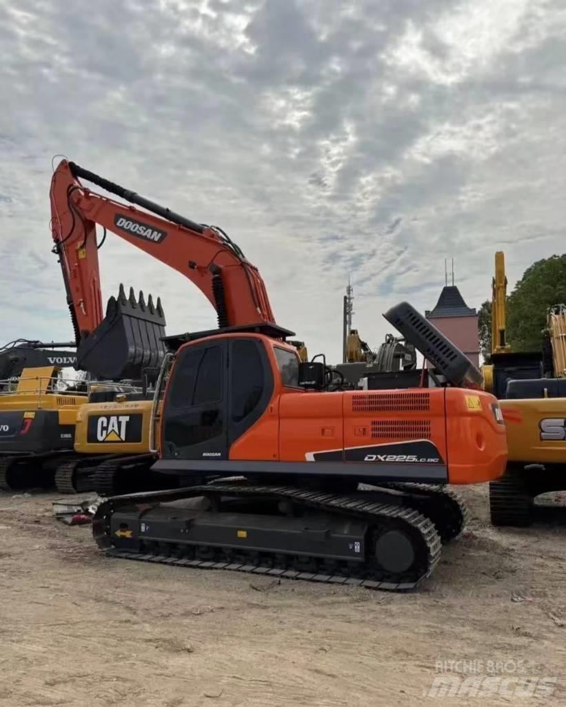 Doosan DX 225 大型油圧ショベル12t以上（パワーショベル・ユンボ）