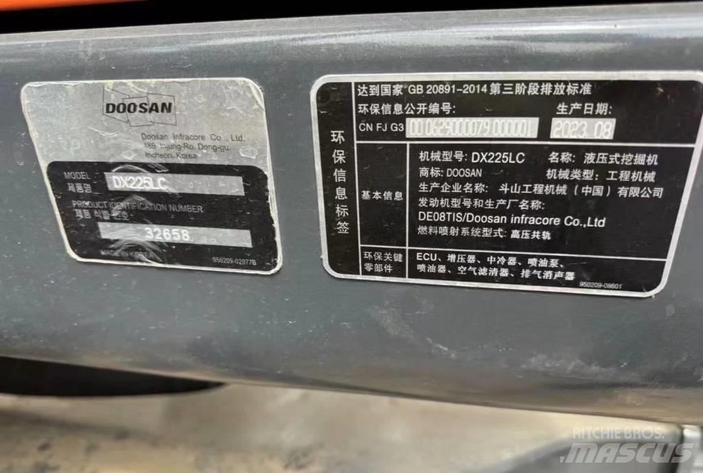 Doosan DX 225 大型油圧ショベル12t以上（パワーショベル・ユンボ）