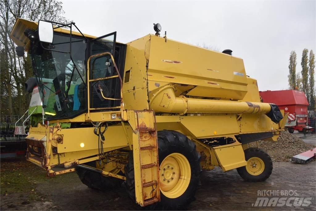New Holland TF 42 コンバイン