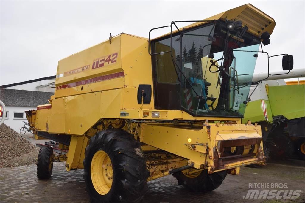 New Holland TF 42 コンバイン