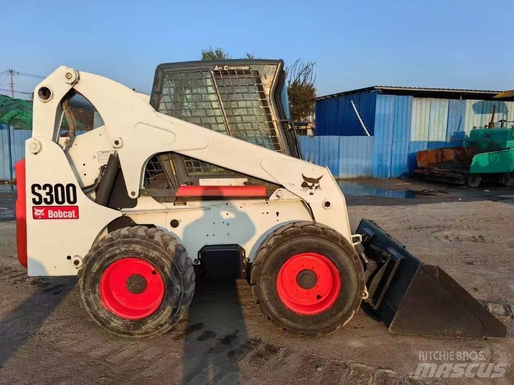 Bobcat S 300 スキッドステアローダー