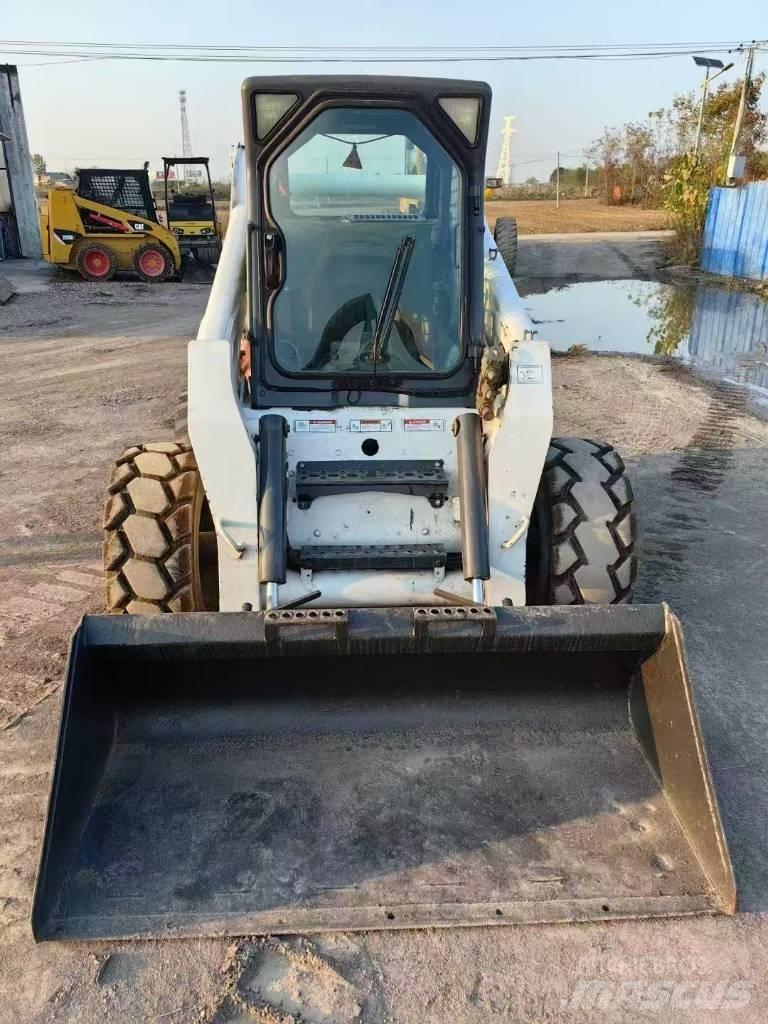 Bobcat S 300 スキッドステアローダー