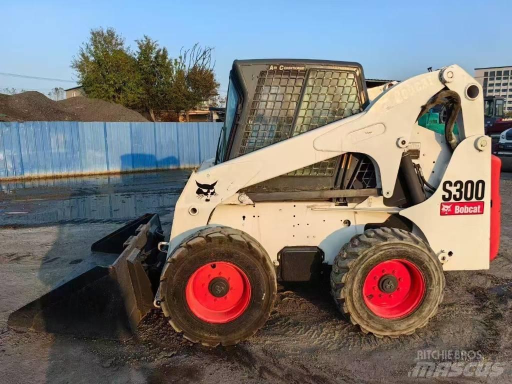 Bobcat S 300 スキッドステアローダー