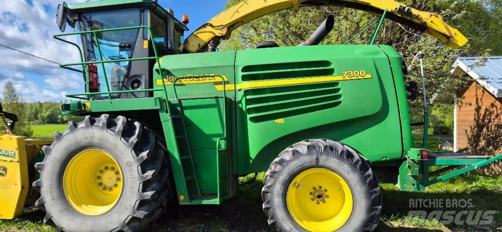 John Deere 7300 自走式フォレージハーベスター
