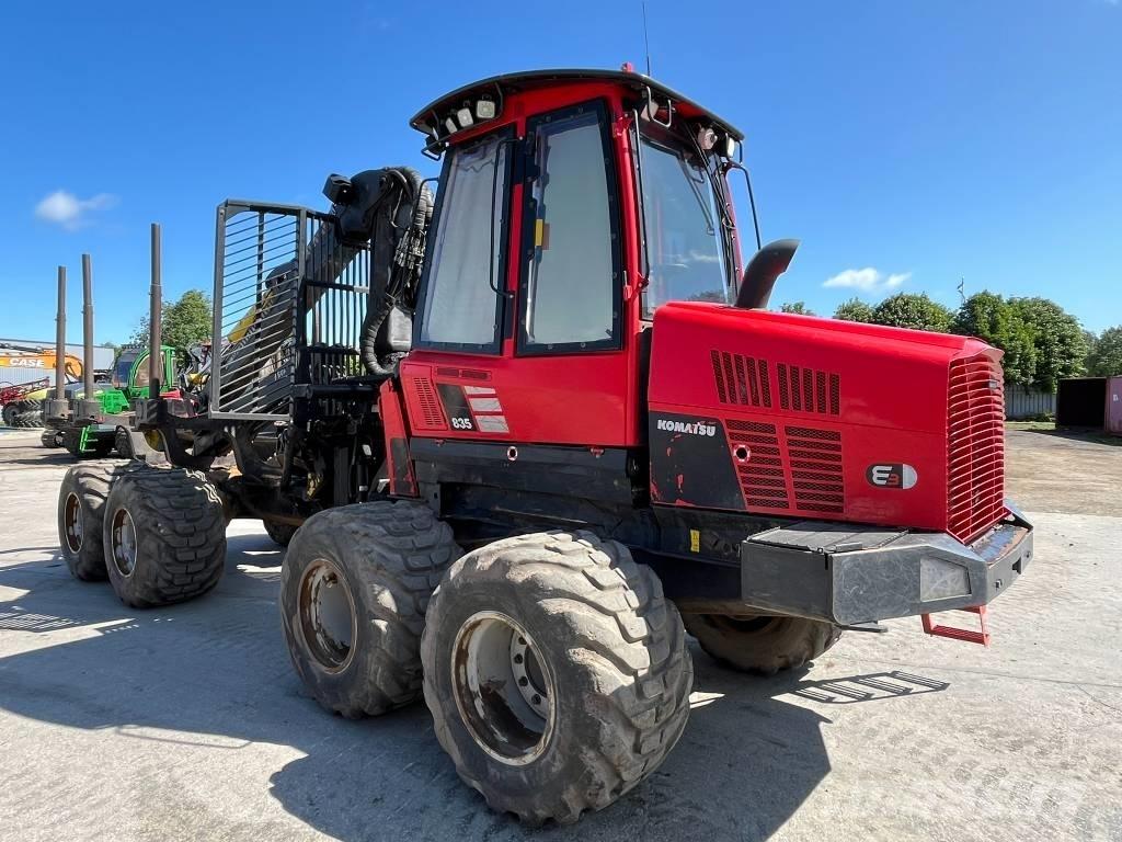 Komatsu 835 フォワーダー