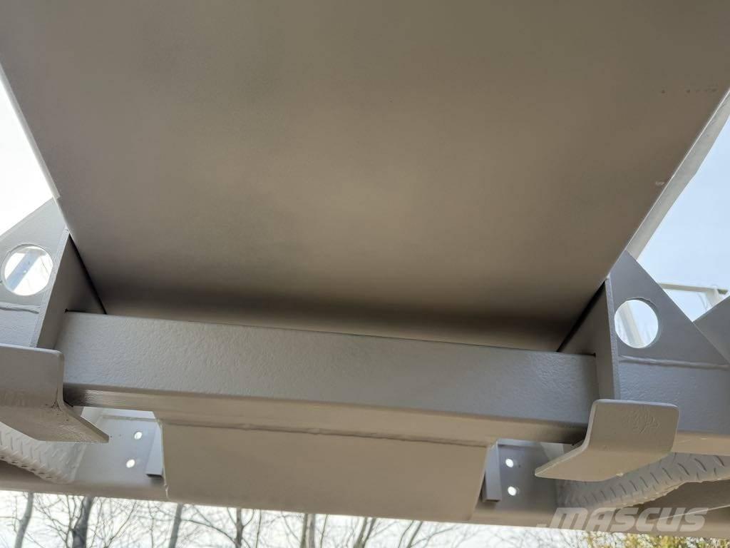 Mercedes-Benz Actros 林業機械輸送トラック