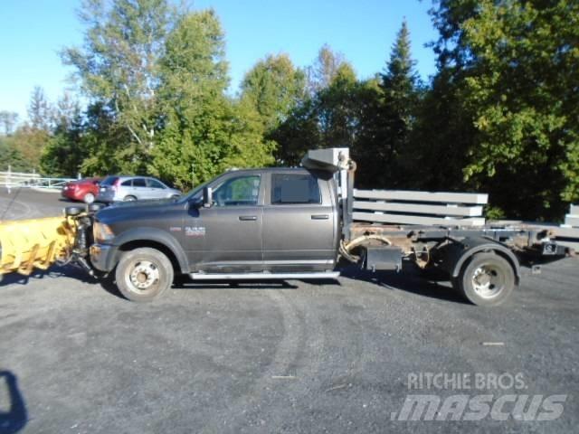Dodge Ram 4500 HD スノーブレードとプラウ