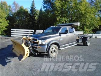 Dodge Ram 4500 HD スノーブレードとプラウ