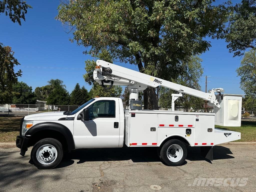 Altec AT 235 トラック高所作業車