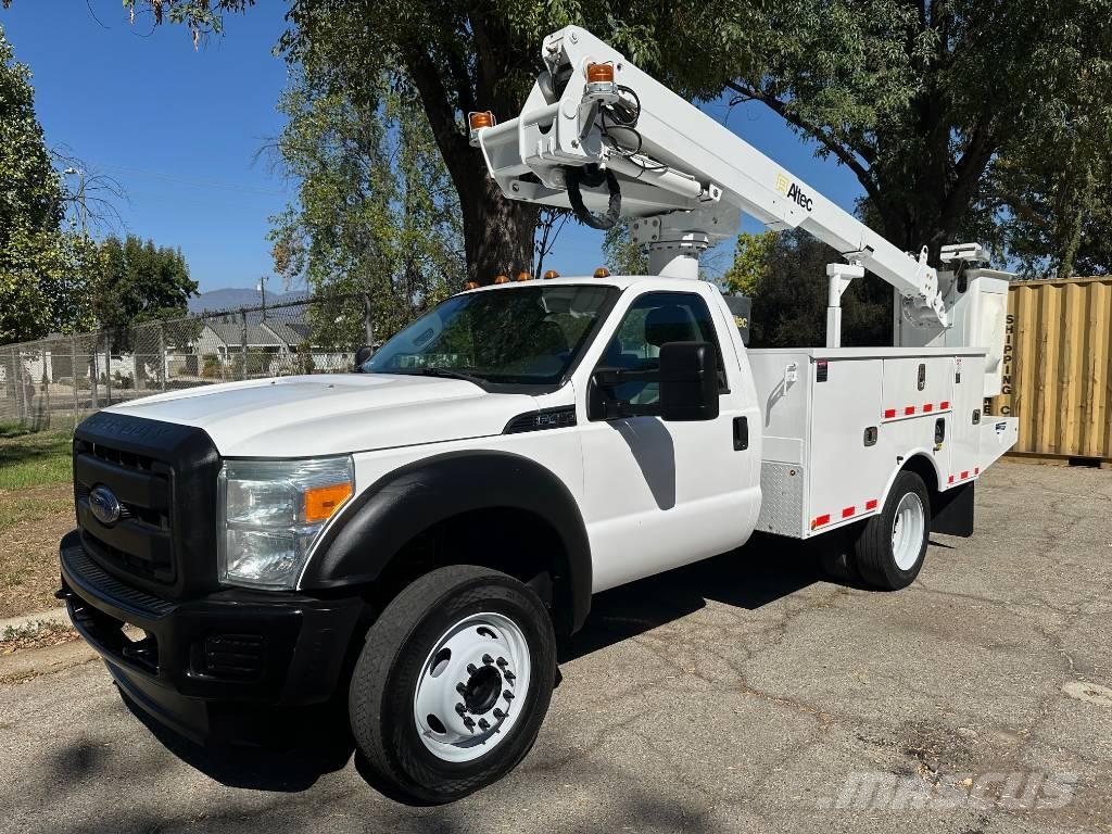 Altec AT 235 トラック高所作業車
