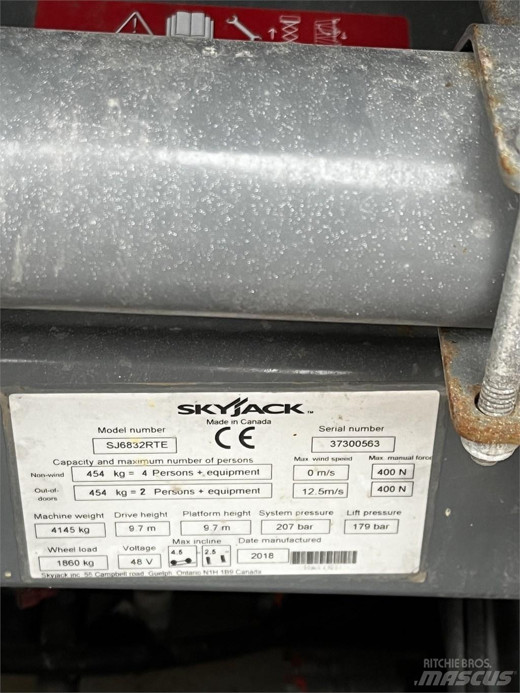 SkyJack SJ 6832 RTE シザースリフト