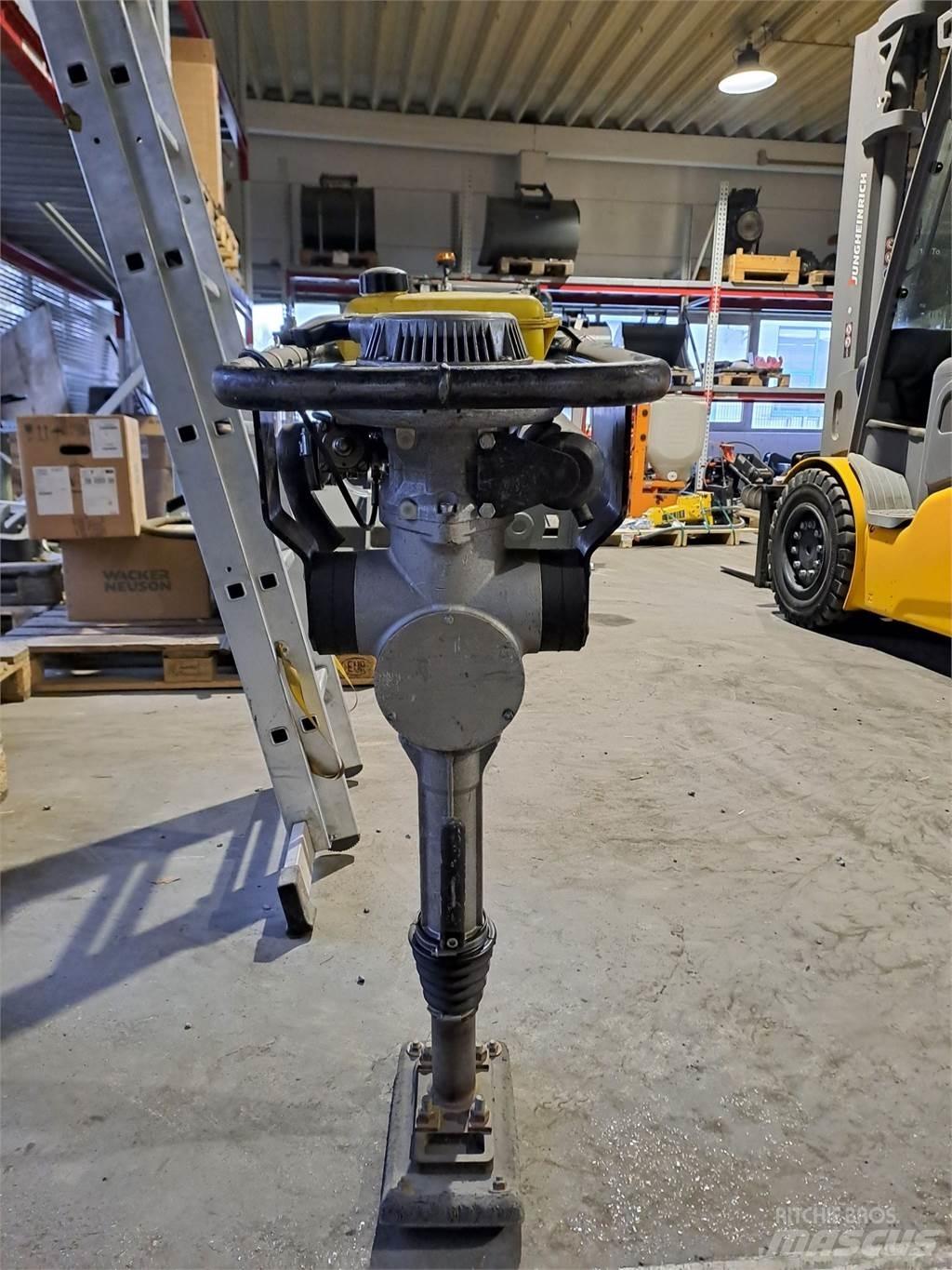 Wacker Neuson BS30 タンパ/転圧バイブレータ