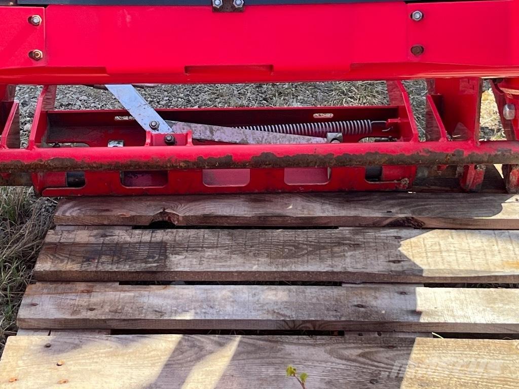 Massey Ferguson 945 フロントローダーとディガー