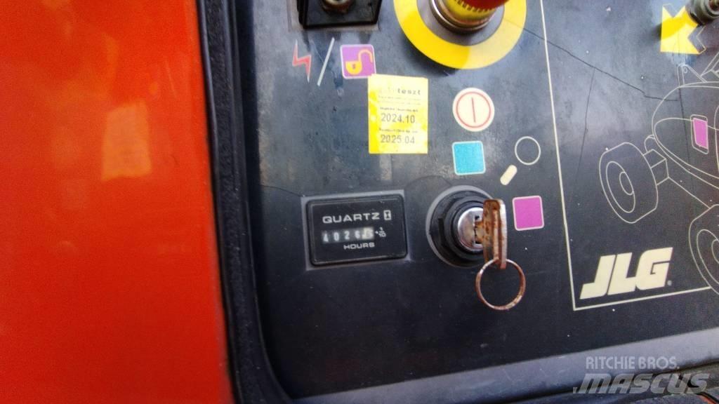 JLG 800 AJ ブームリフト　屈伸型