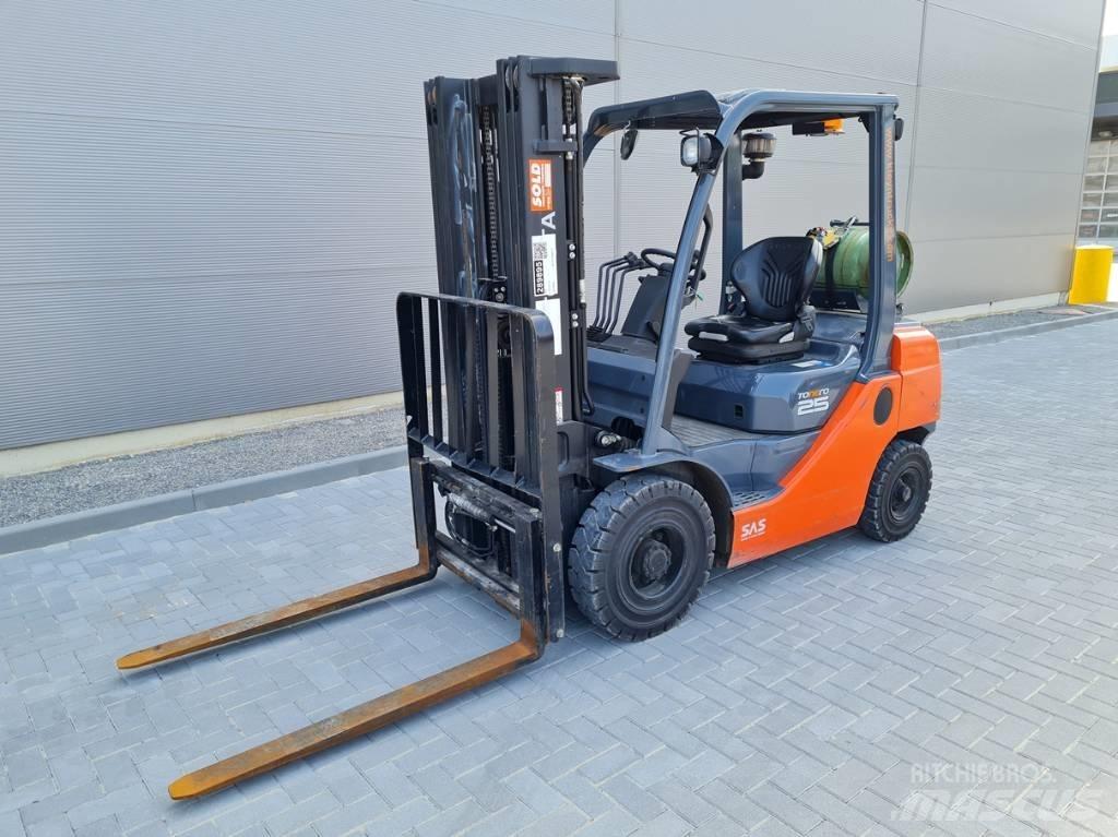 Toyota 02-8 FG F 25 LPGフォークリフト