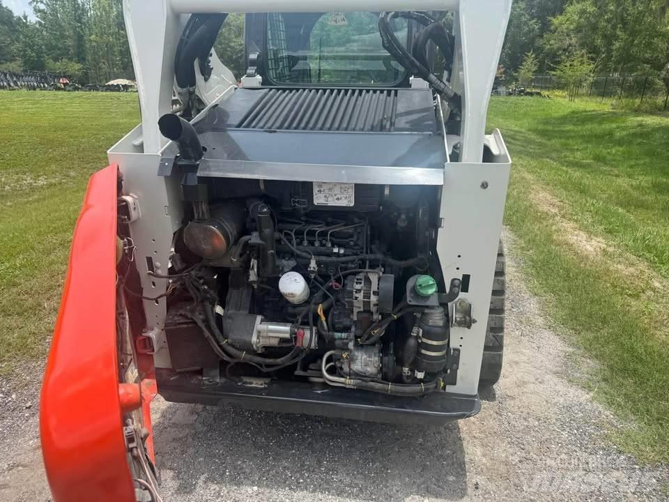 Bobcat T 590 スキッドステアローダー