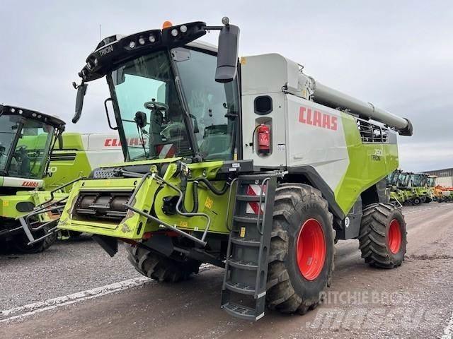 CLAAS TRION 750 コンバイン
