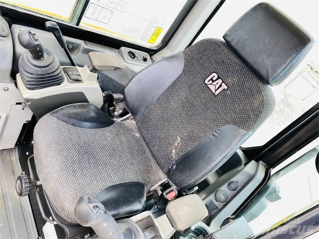 CAT 305E2 中型油圧ショベル 7ｔ-12ｔ（ユンボ・パワーショベル・バックホー）