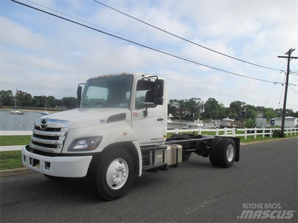 Hino 268 キャブ付きシャーシ