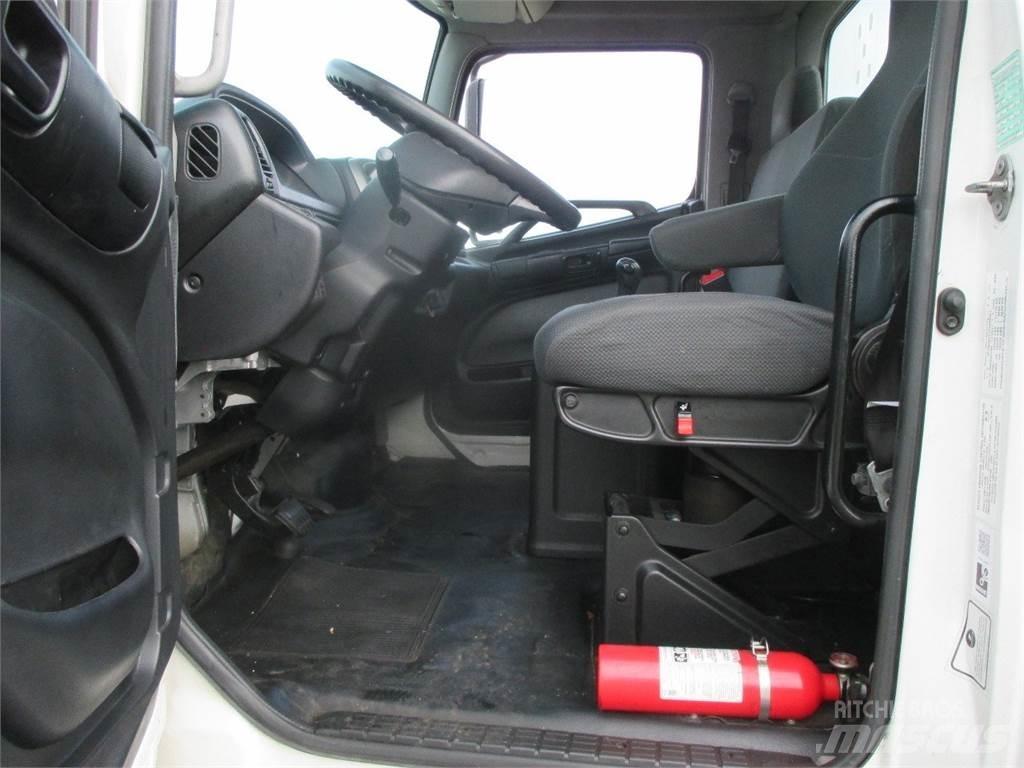 Hino 268 キャブ付きシャーシ