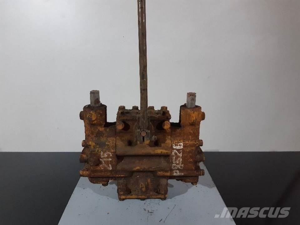 CAT 215 キャビン及び内装