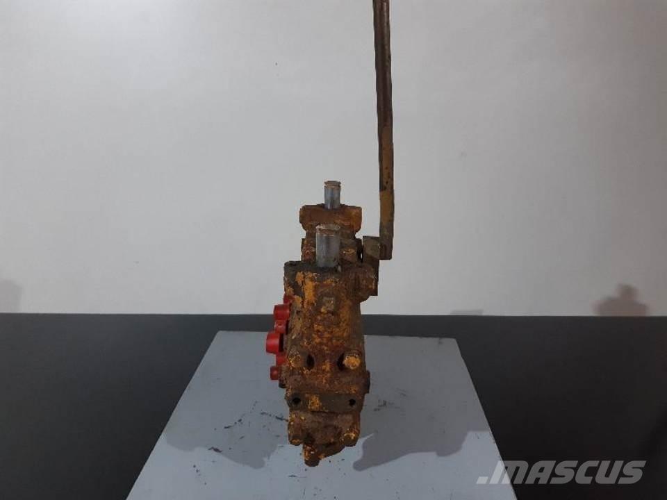 CAT 215 キャビン及び内装