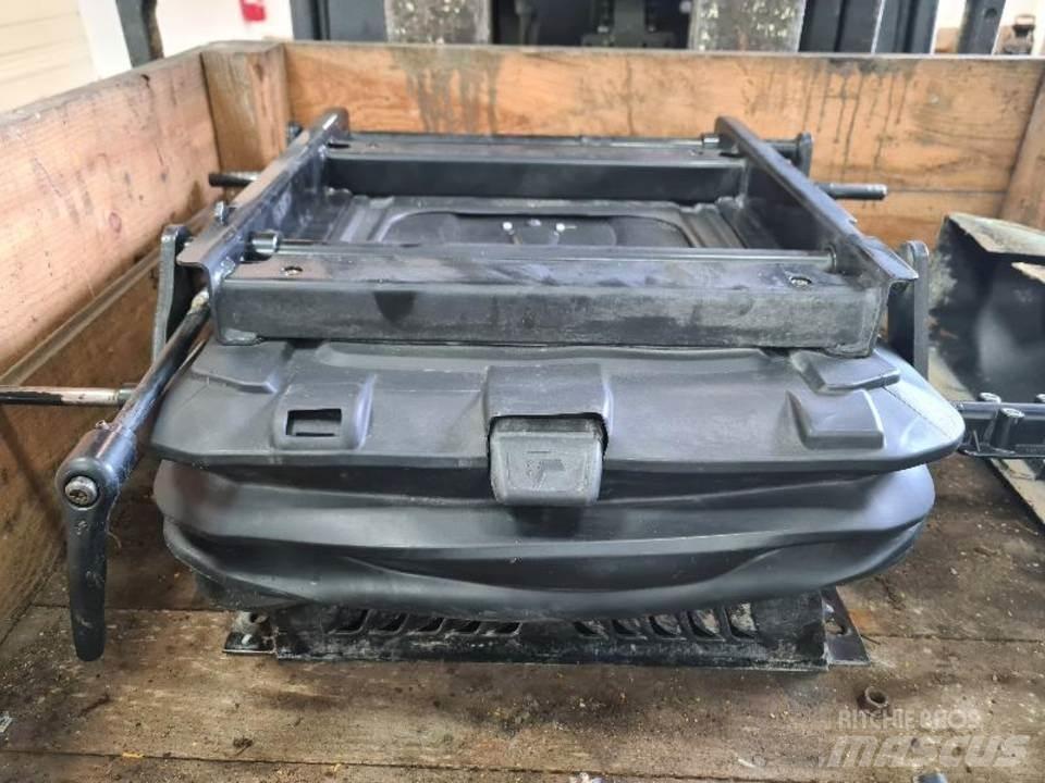 CAT 336DL キャビン及び内装