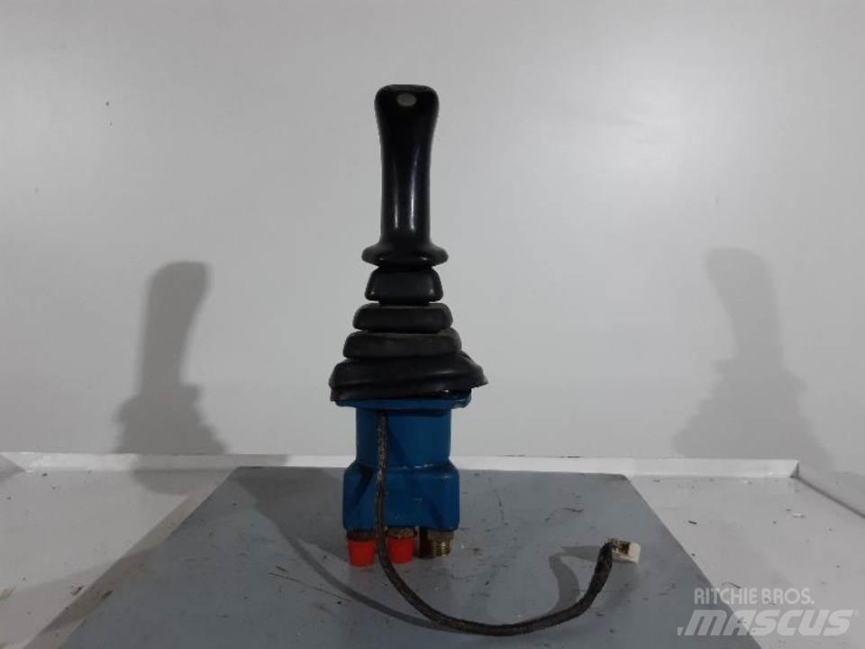 CAT M318 キャビン及び内装