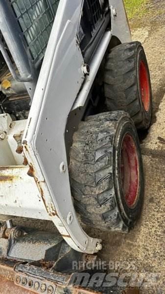 Bobcat S130 スキッドステアローダー