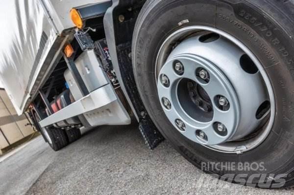 Volvo FL 210 クレーントラック、ユニック車