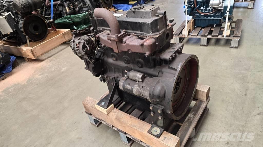 Yanmar 4TNV98 エンジン