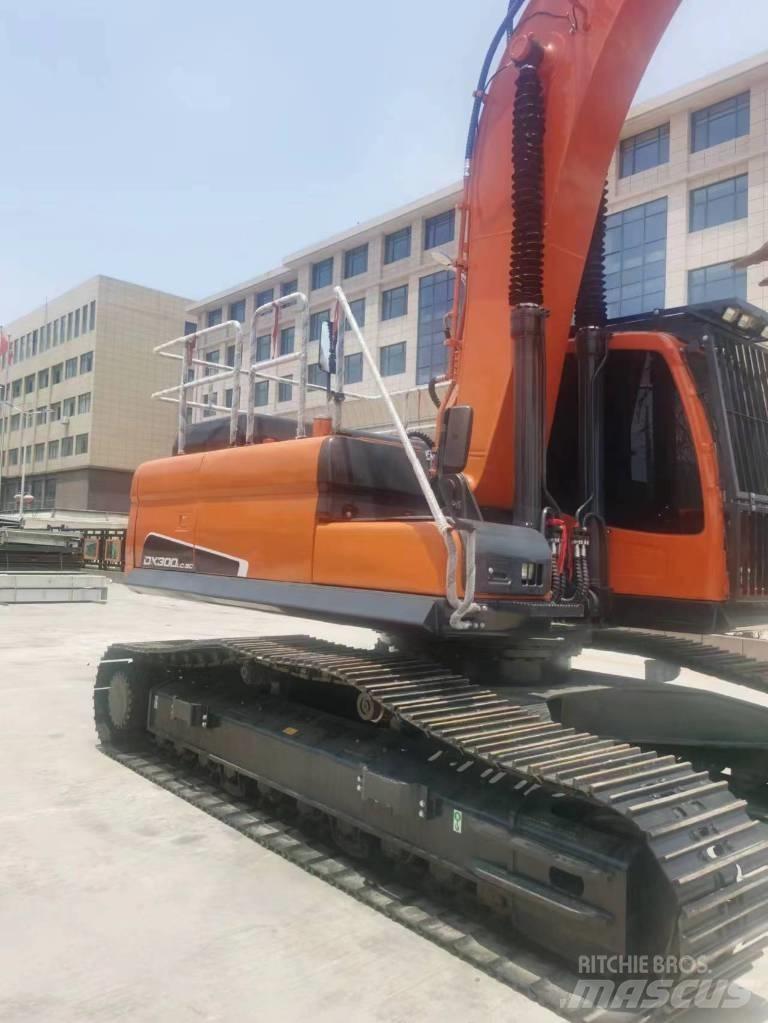 Doosan DX 300 LC 大型油圧ショベル12t以上（パワーショベル・ユンボ）