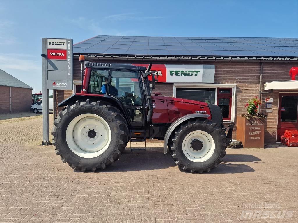 Valtra 8950 トラクター