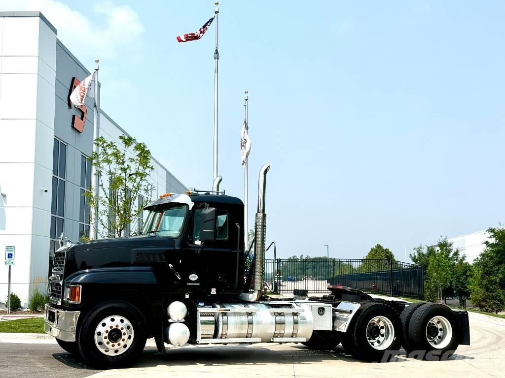 Mack Pinnacle 中古トラクターヘッド | トレーラーヘッド