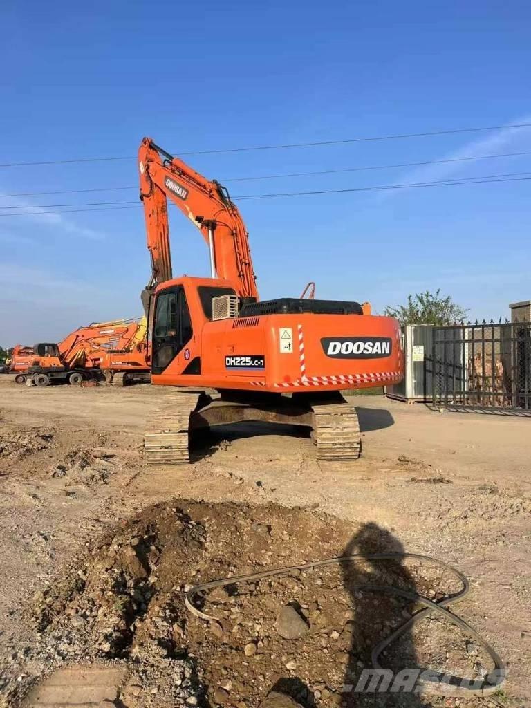 Doosan DH 225 LC-9 大型油圧ショベル12t以上（パワーショベル・ユンボ）